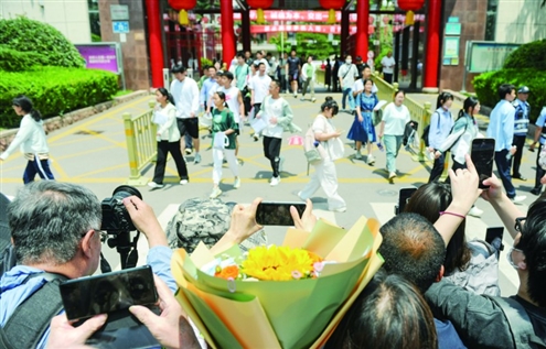 今年高考期间,考生有序走出省实验中学考点 记者 赵天羿 摄